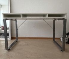 Weisser Schreibtisch mit Metallgestell