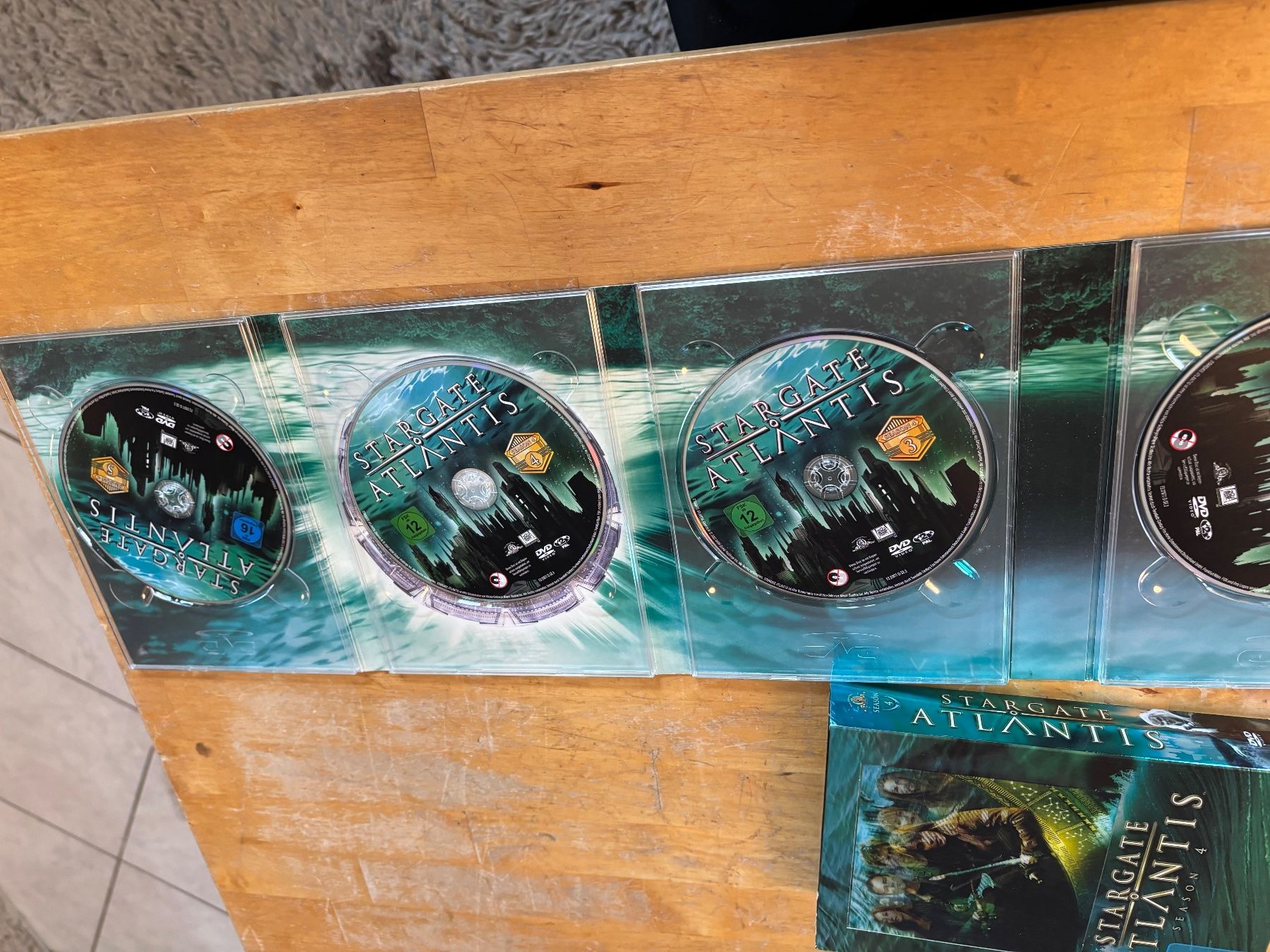 Tutti i DVDs: Stargate Atlantis Staffel 4 DVD Box Set gebraucht DE – Usato da Niederlenz venduto da Isstaa 3