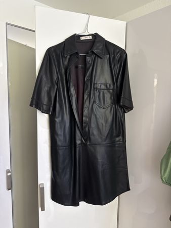 Damen Kleid von Mango Kunstleder schwarz kurzarm