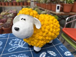 NEU Gartenfigur Schaf aus Harz – Gelb-Weiße Deko für Beet, B