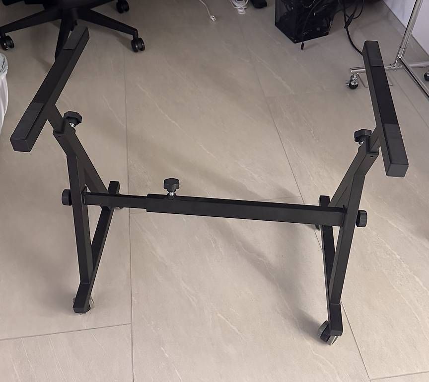 Supporti per strumenti musicali & leggii: Neuwertiger Keyboard-Ständer von Donner inkl. Rollen – Usato da Lupsingen venduto da rnbmusic