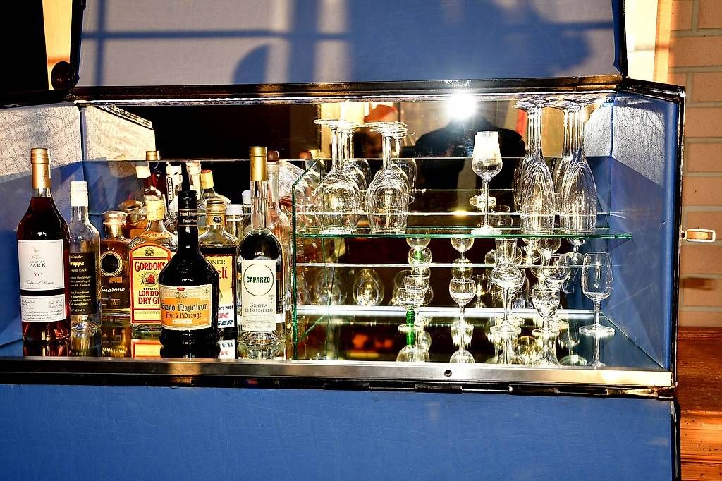 Ladenausstattungen & Messebau: Hausbar  – Gebraucht aus Winterthur von Erich48 2