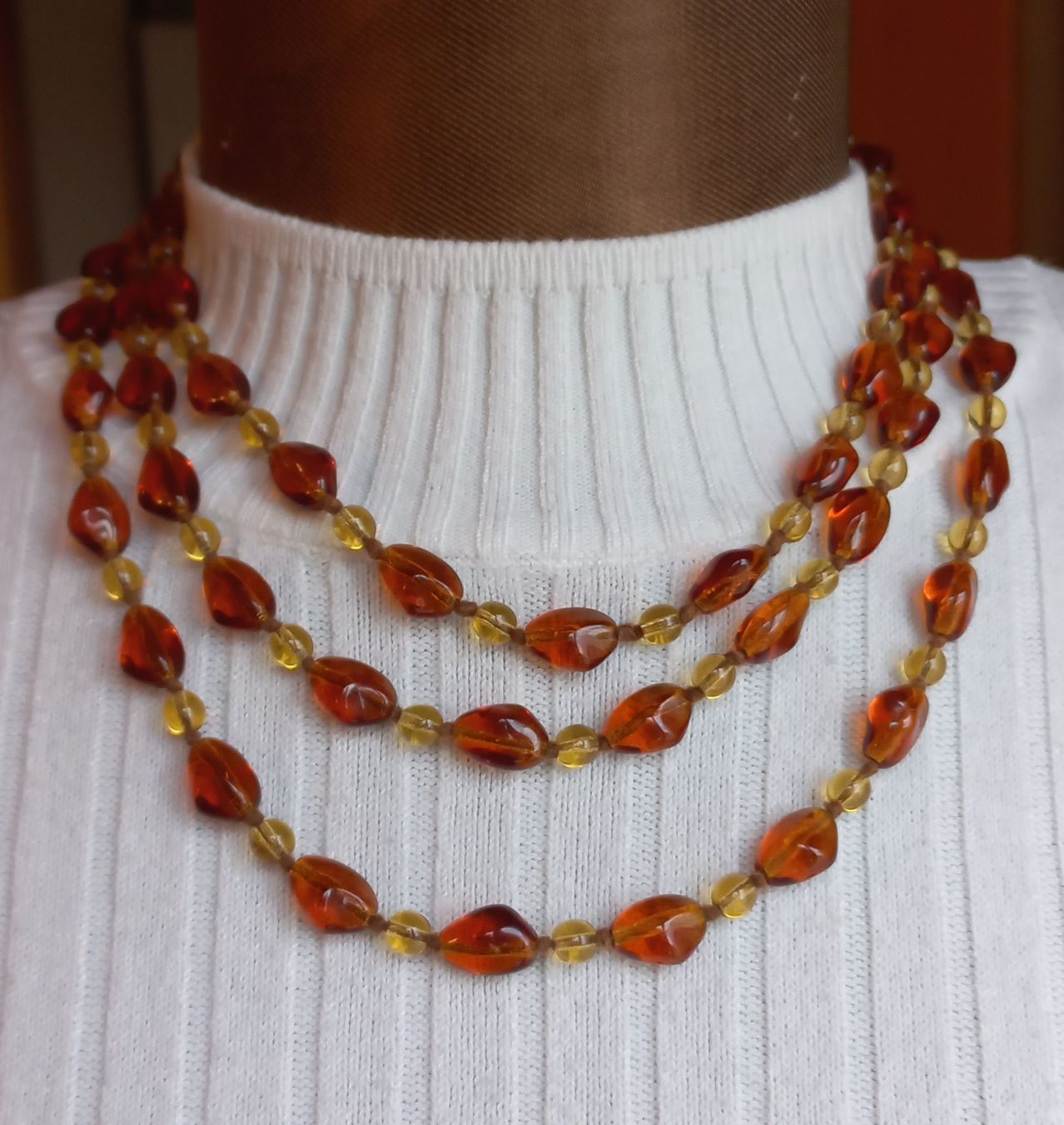 Ketten: Bernsteinfarbene Vintage-Kette, dreireihig – Gebraucht aus Buchs AG von Dzirul 8
