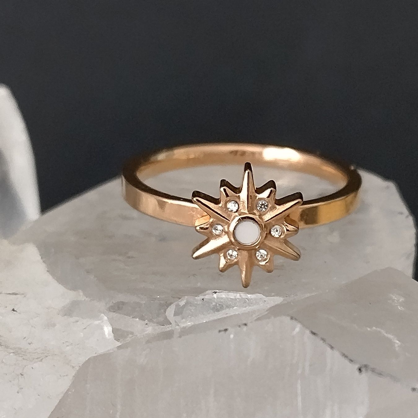 Anelli: ASTERISK RING ROSE  VON HOLZKERN MIT WEISSEM PERLMUTT – Usato da Romanshorn venduto da BoutiqueA