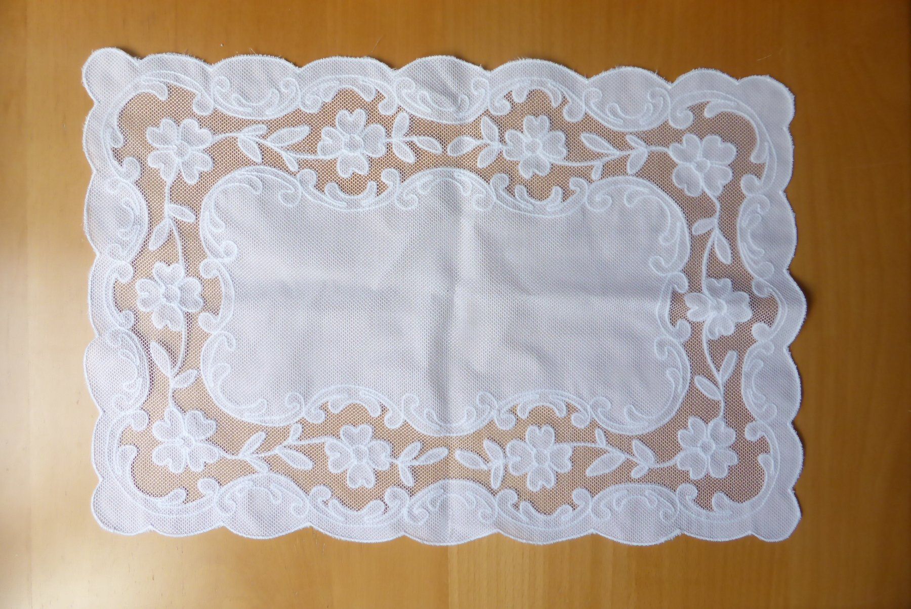 Tessuti: Altes Spitzendeckeli  weiss 30 x 44 cm – Nuovo (secondo la descrizione) da Brunnadern venduto da pinkfaden 1