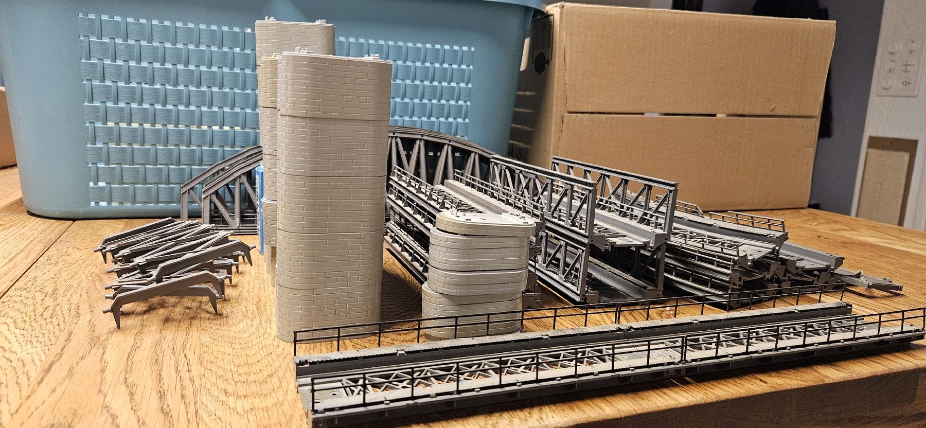 Märklin Modellini di ferrovie: Grosse Sammlung Modellbau Brückenteile, Grau. – Usato da Matten b. Interl venduto da fla_s8sd