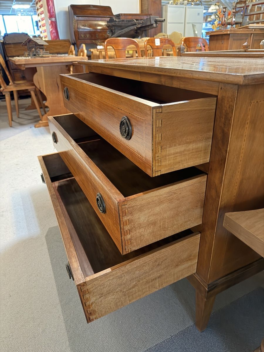 Cassettiere: Commode en bois avec trois tiroirs  – Usato da St-Maurice venduto da antikdestok 1