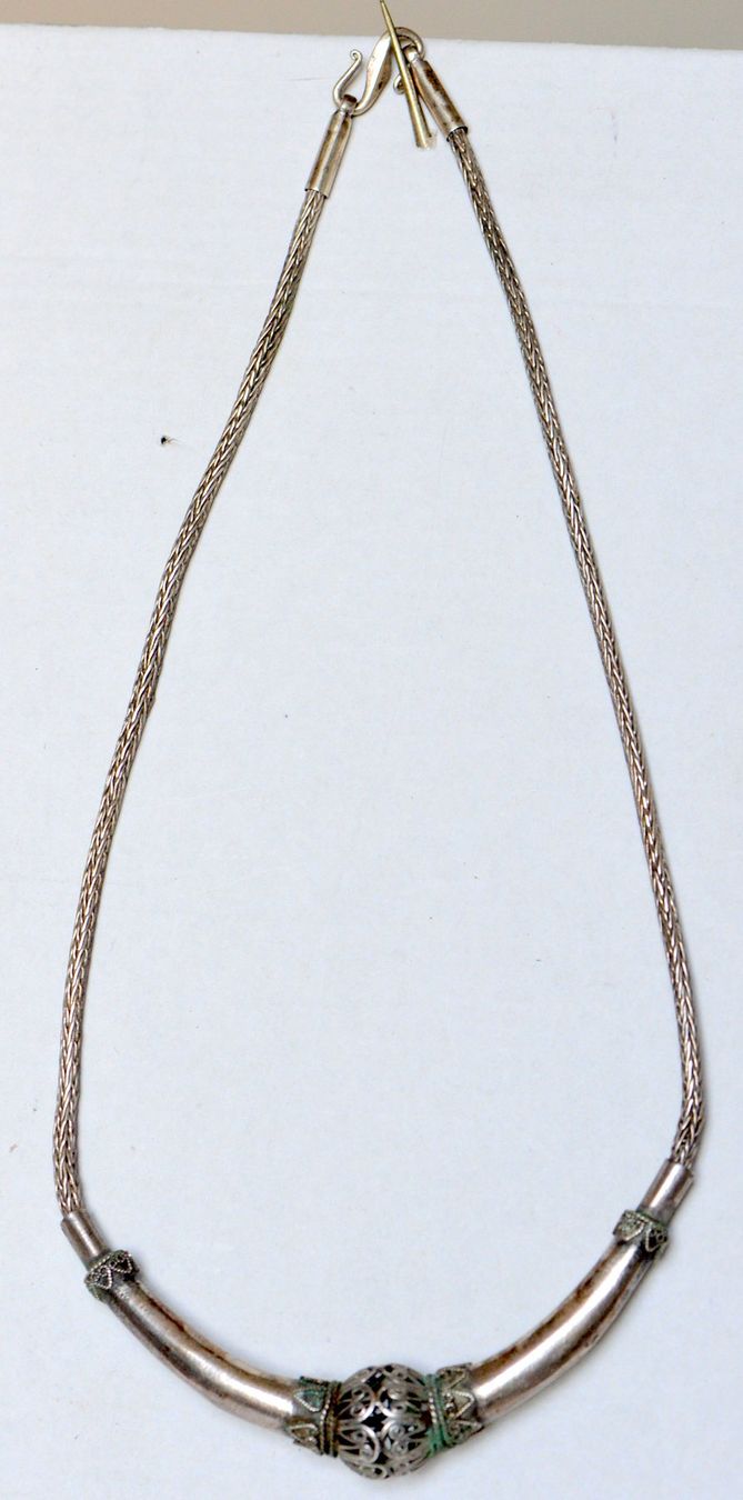 Colliers: Ancien collier en métal – D'occasion à Neuchâtel par Neuchatel