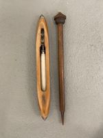 Spindel mit Faden und Nadel Antik