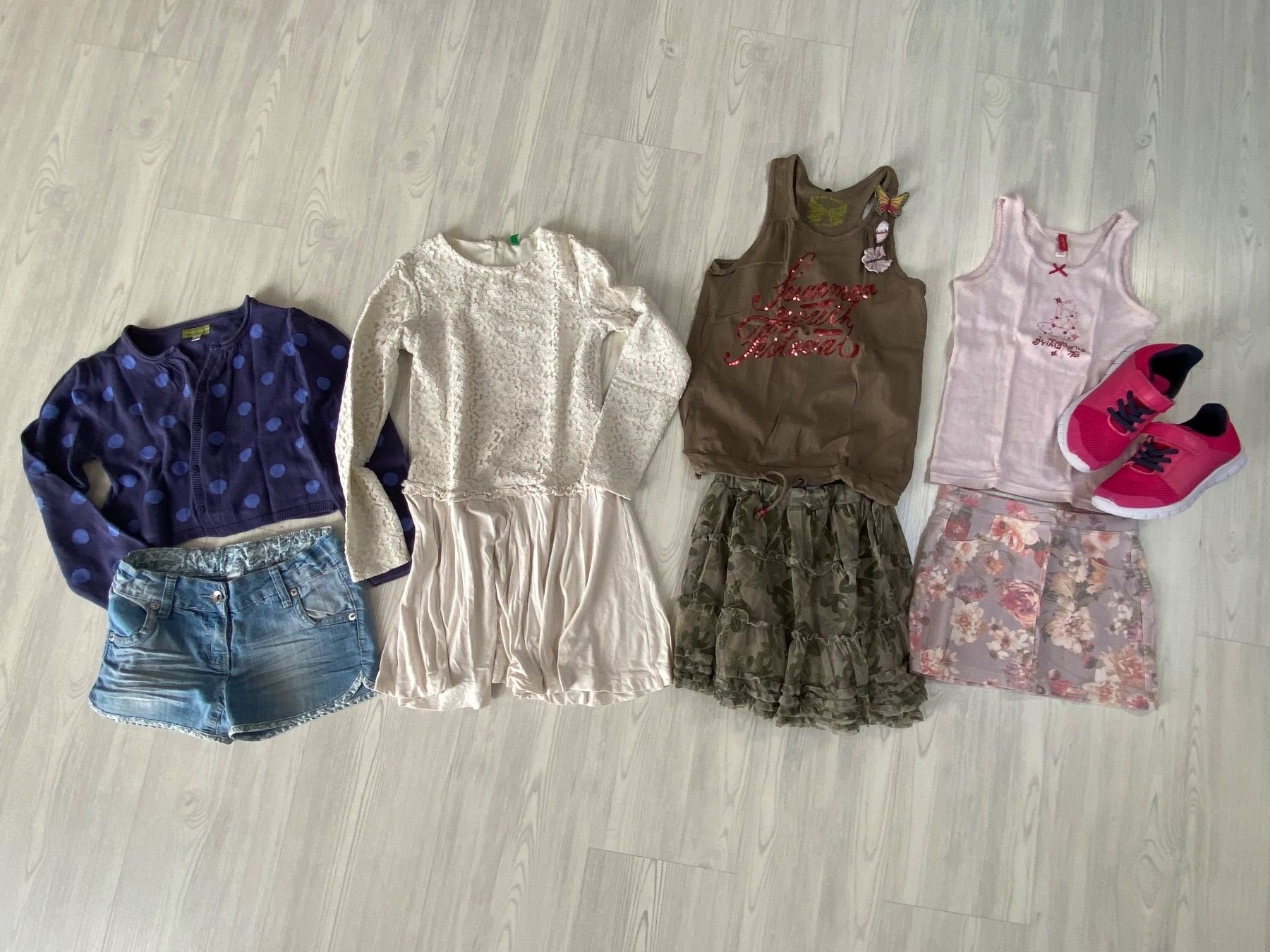 Lotti & Set di vestiti: Mädchenset Gr. 128 / Turnschuhe Gr. 32 – Usato da Estavayer-le-Lac venduto da Mimmy02