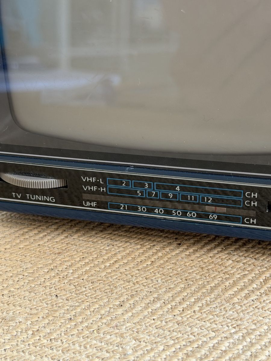 Televisori: Vintage Intervision Mini Car TV Fernseher  – Usato da Konolfingen venduto da petzipetz 2