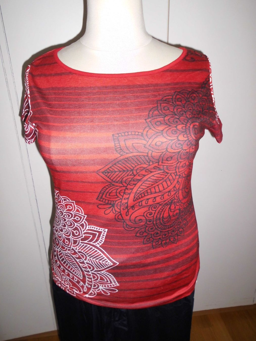 T-Shirts: T-shirt rouge/noir T. 44 – Neu (gemäss Beschreibung) aus Marin-Epagnier von Madja