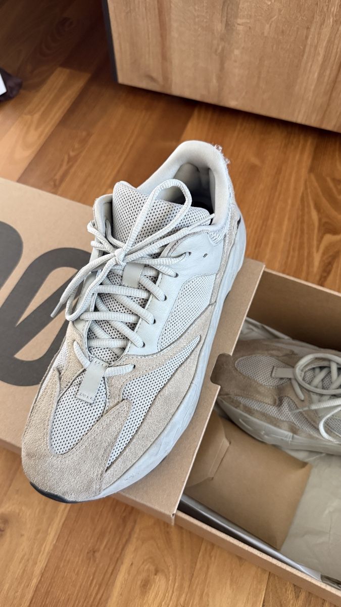 Adidas Scarpe da uomo: yeezy 700 salt 44 – Usato da Horgen venduto da Aron.zh 1
