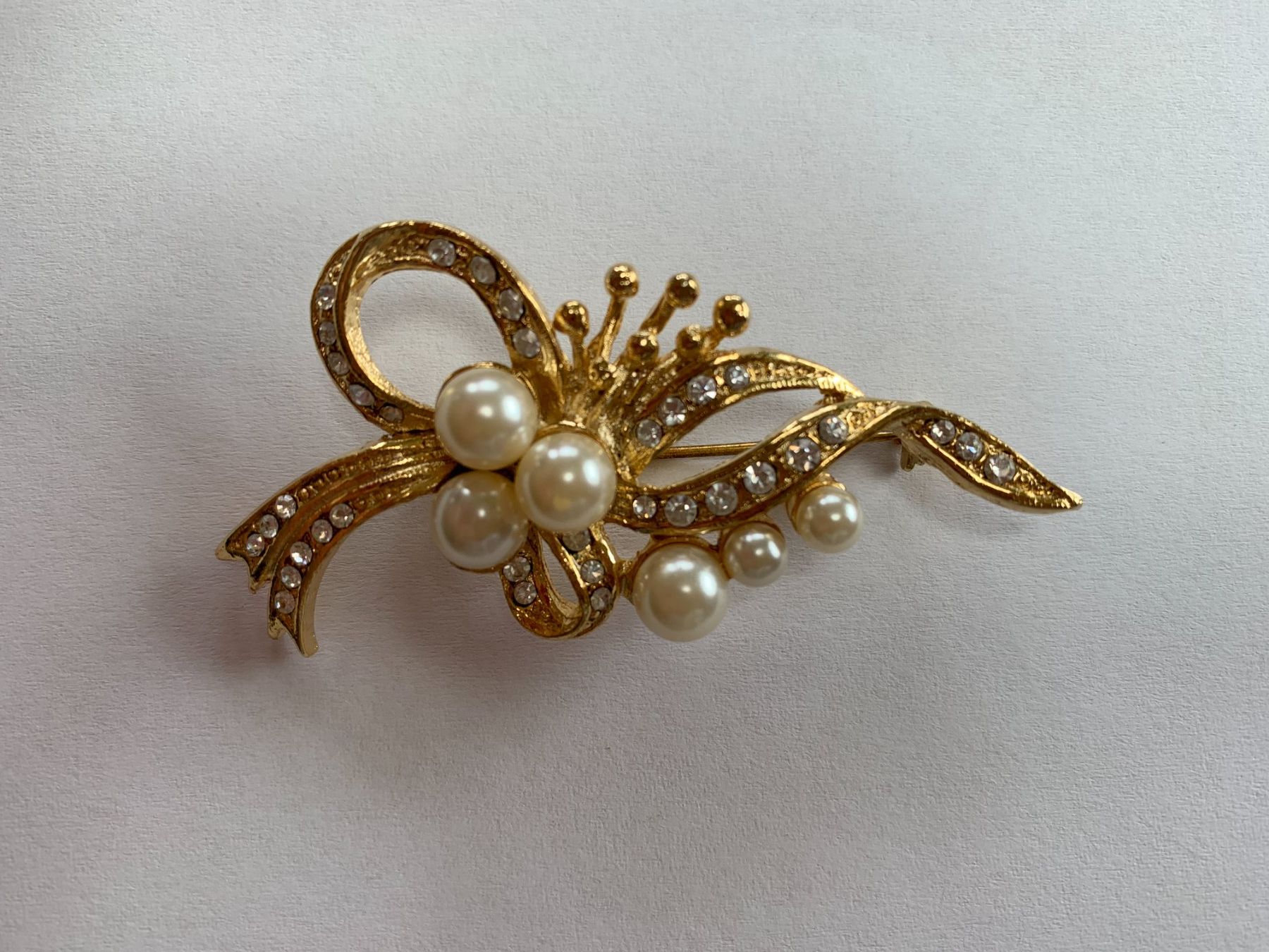 Spille & Fermagli: Vintage Brosche, goldfarben mit Perlen und Strass – Usato da Rengg venduto da kindle02