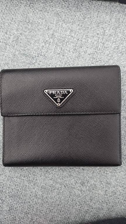 Prada Portamonete: Prada-Portafoglio da Donna in saffiano – Usato da Tenero venduto da jen_7myg