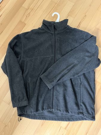 grauer Fleecepullover der Marke Columbia mit Oversized-Schni