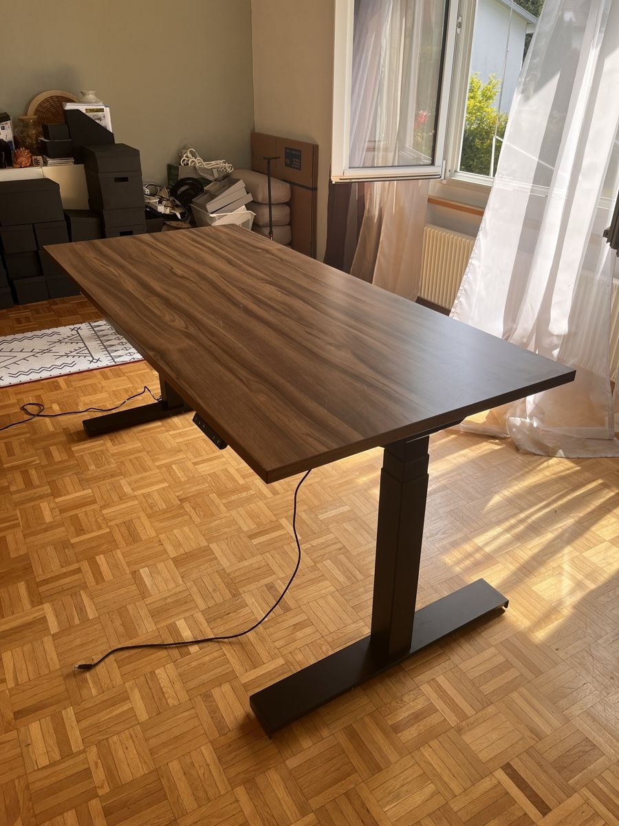 Tavoli: Standing Desk Walnut Finish Black Frame Excellent Condition – Nuovo (secondo la descrizione) da Zollikerberg venduto da Krystof.lenk 2