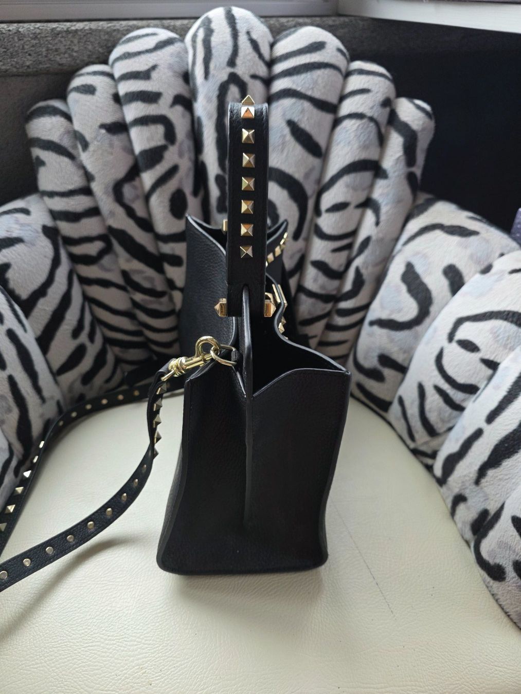 Borse da donna: super affare, borsa nera con borchie oro La Carrie – Usato da Gordola venduto da ang_7257 1