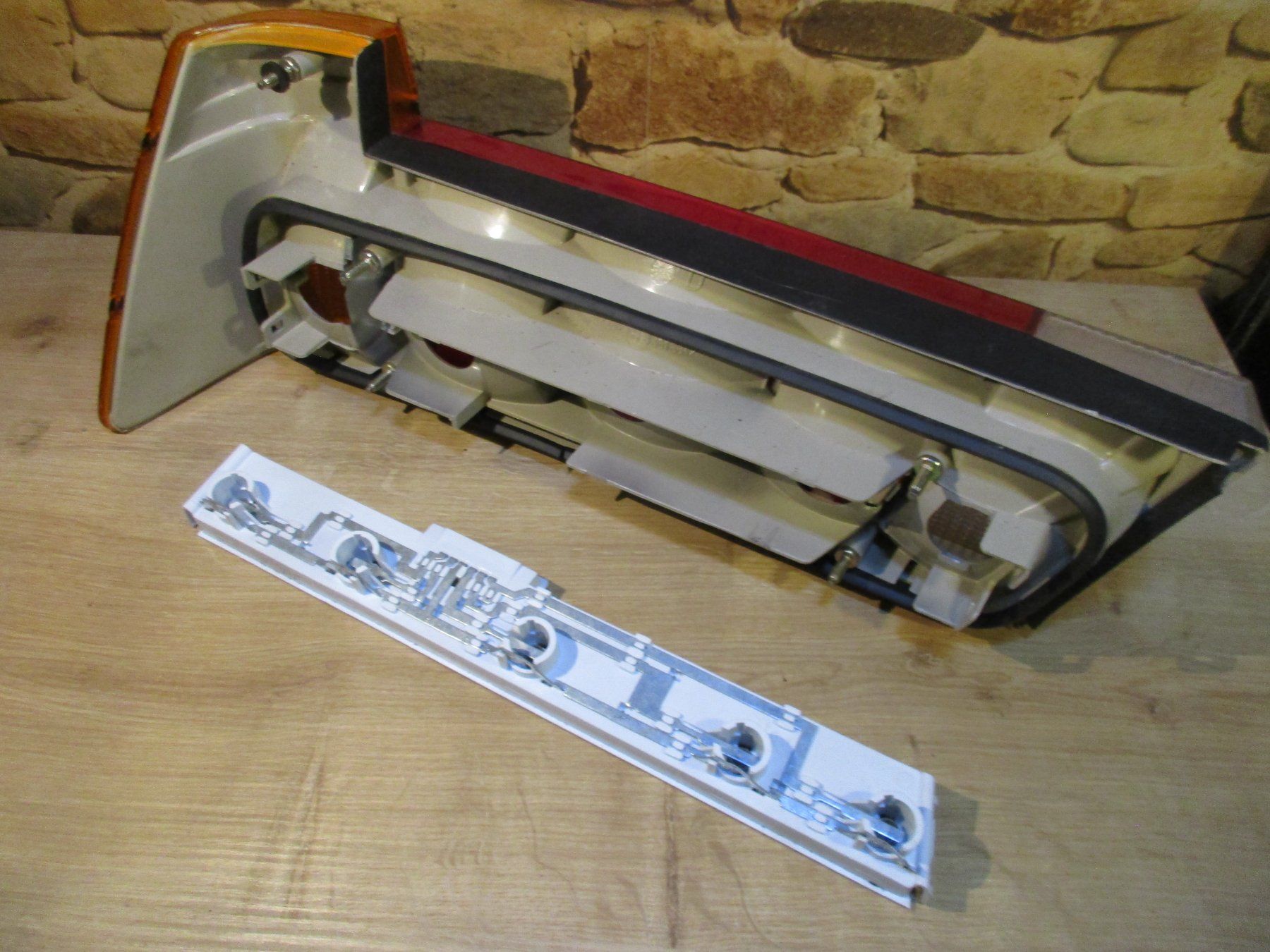 Alfa Romeo Tutti pezzi di ricambio auto: Alfa Romeo 75   Heckleuchte rechts gelber Blinker – Nuovo (secondo la descrizione) da Ennetmoos venduto da Truckdiver 5