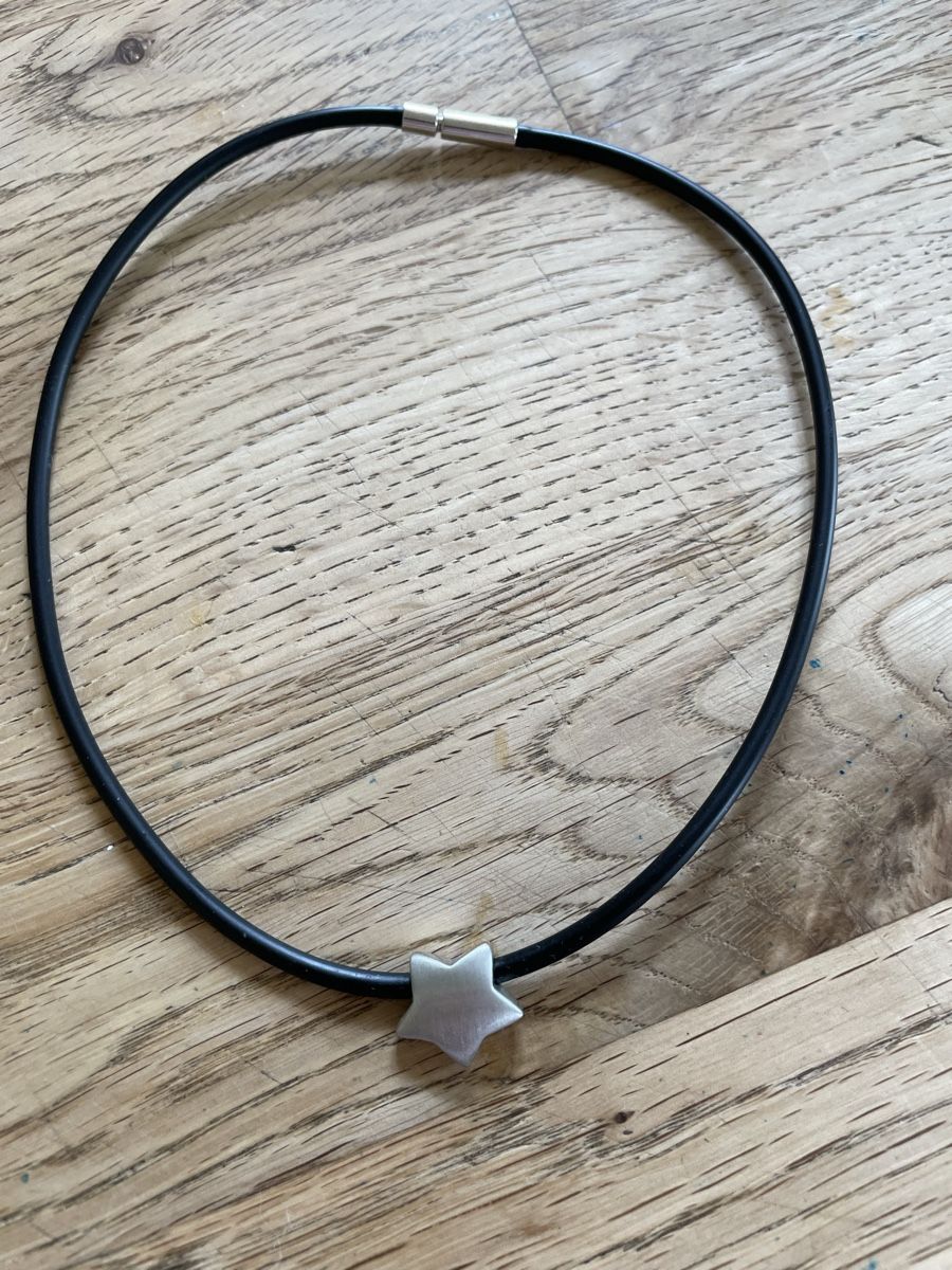 Pierre Lang Catenine: Halsband mit Anhänger Pierre Lang  – Usato da Flawil venduto da Naphtali