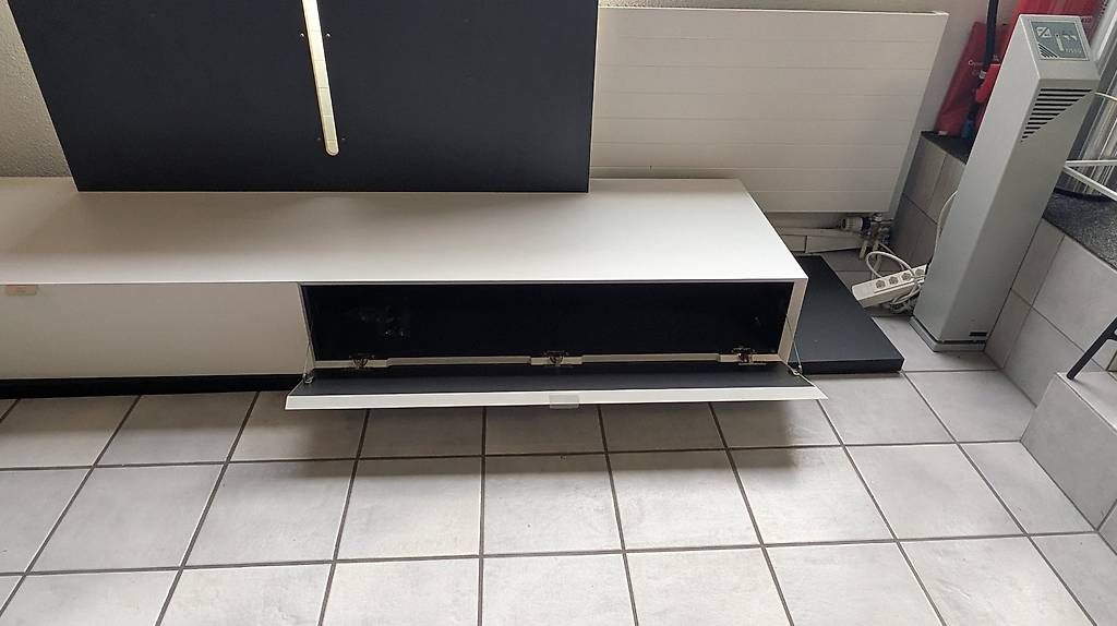 Cassettiere: Sideboard mit TV Halter – Usato da Sursee venduto da rot_ygv9 3
