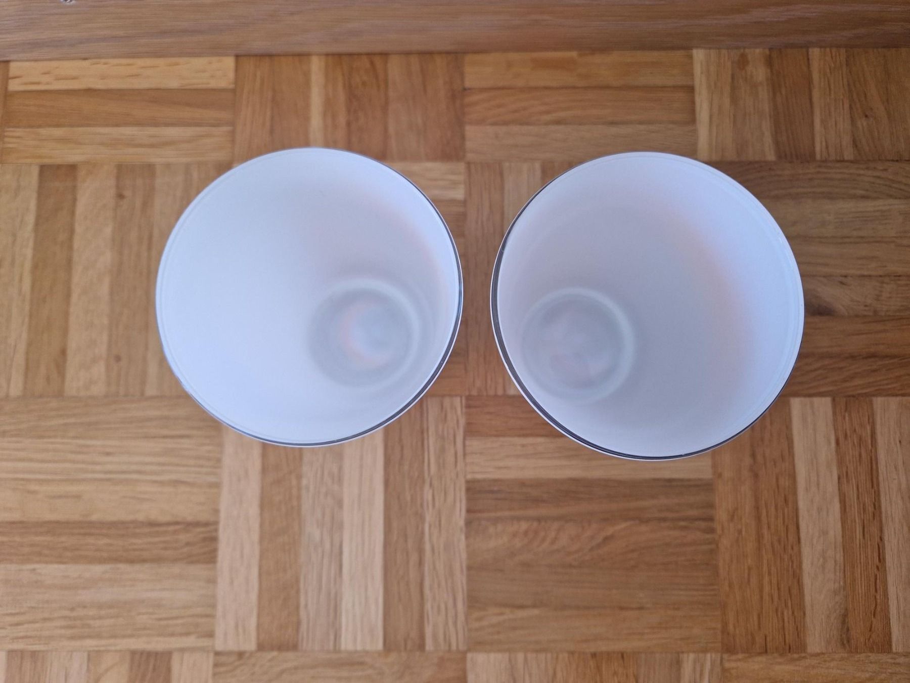 Vasi & Recipienti: 2 Vasen aus Glas in milchigen weiss – Nuovo (secondo la descrizione) da Zürich venduto da yro_qvz7 1