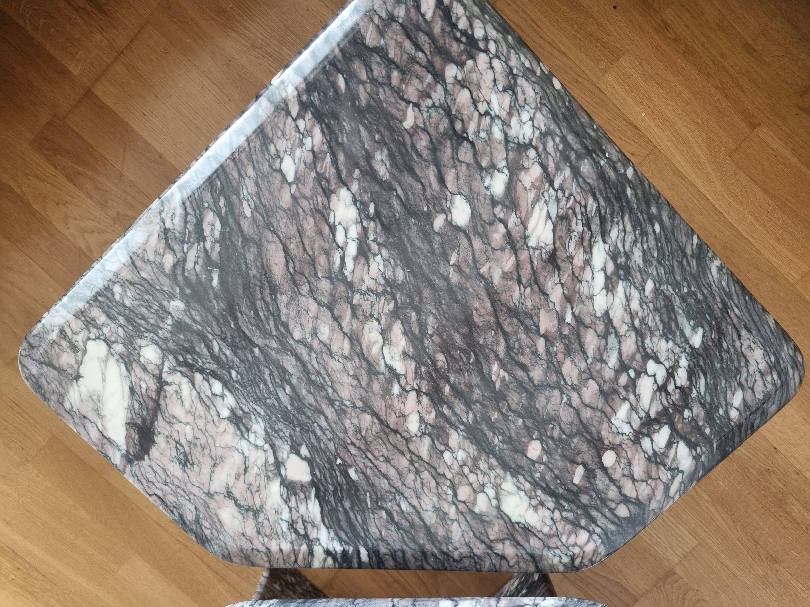 Set di tavolo e panche: Zwei Couchtische aus Marmor – Usato da Laupen BE venduto da Bombers 3