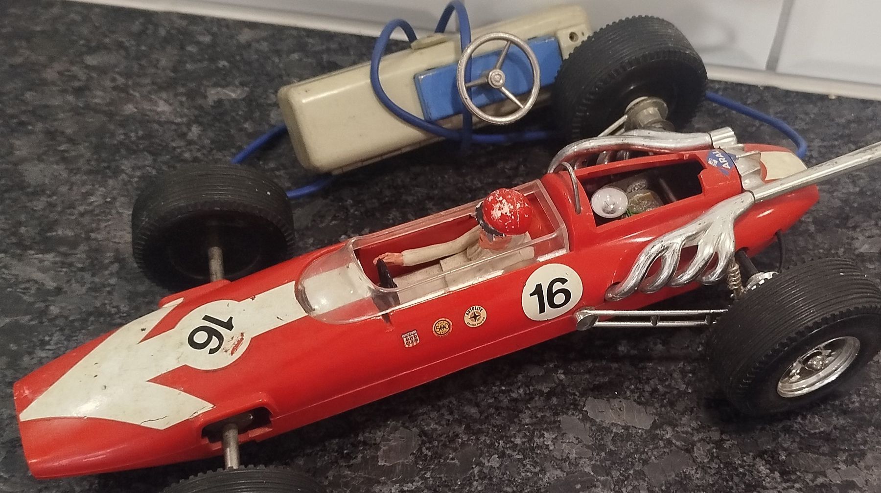 Giocattoli: Voiture télécommandée de course , jouet ancien, années 60 – Difettoso da Genève venduto da Octo-puces