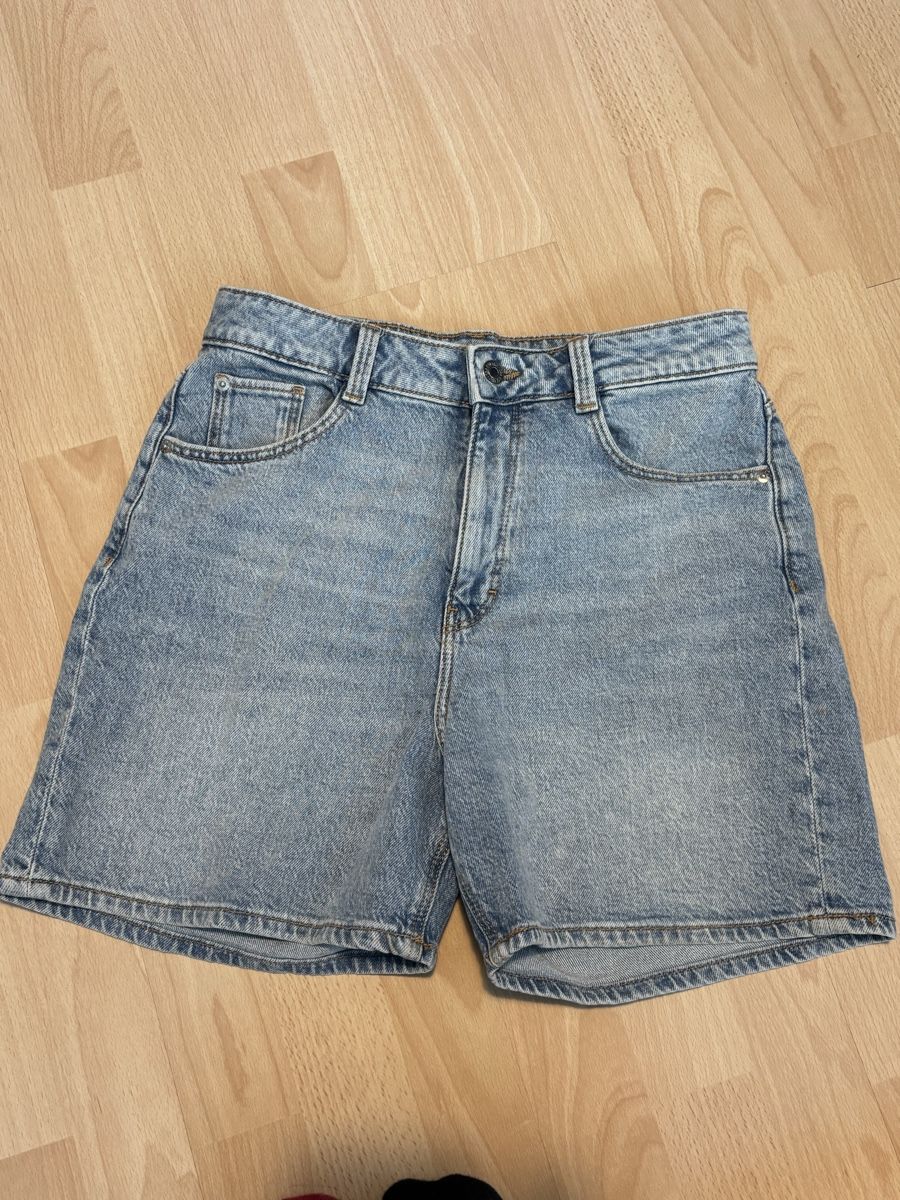 Jeans: BLUE DENIM SHORTS – Usato da Küttigen venduto da noa_78fr 2