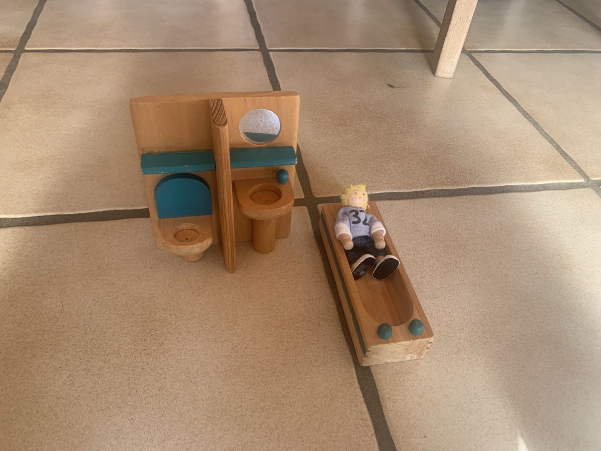 Spielzeuge: Puppenhaus mit Zubehör – Gebraucht aus Baden von lic_56j6 4