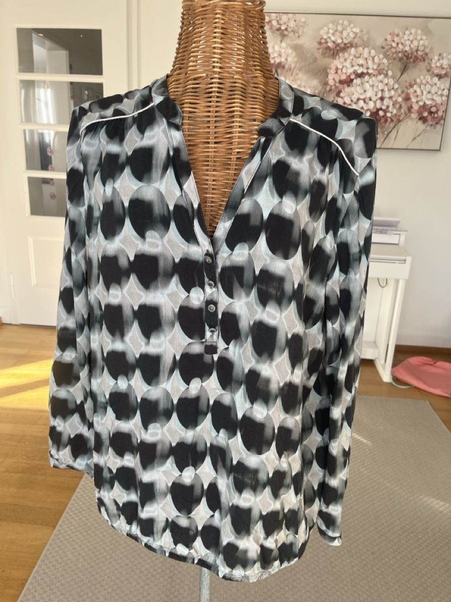 Blusen: Leichte Bluse, Cartoon, Gr. 38, – Gebraucht aus Solothurn von Bobesch08
