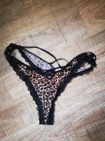 String Tanga mit Leo-Muster und Spitze, Grösse S