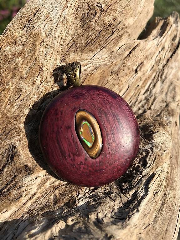 Ciondoli: Amaranth Holz Anhänger mit Opalnuss – Usato da Wigoltingen venduto da SANDROPAL