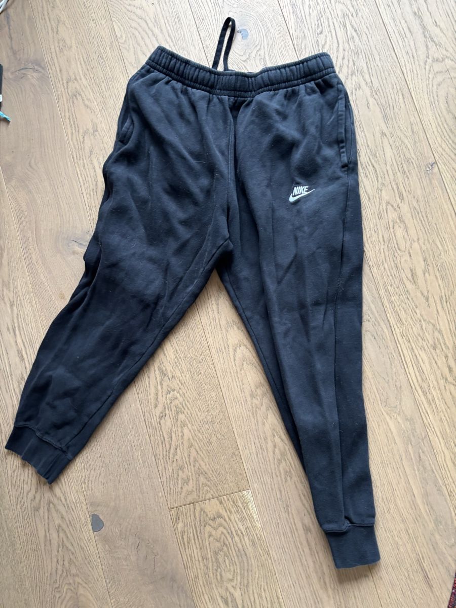 Nike Pantalons: Jogging noir NIKE – D'occasion à Genève par bha_jcf5