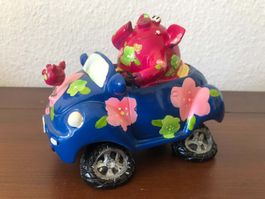 Tirelire cochon en voiture bleue motif fleurs.