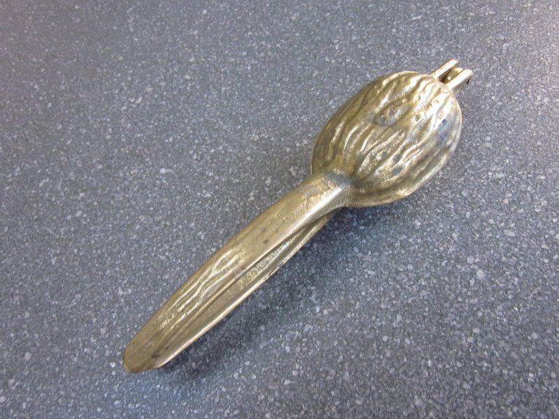 Elettrodomestici da cucina: Mid Century Messing Nussknacker in Form einer Walnuss – Usato da Bischofszell venduto da raika 5