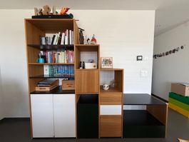 Stufenregal mit Türen & Schubladen — modern, robust. Ideal!