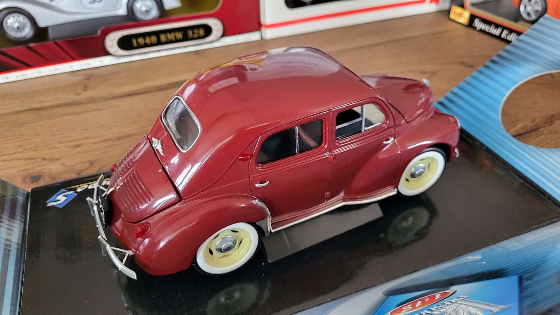 Solido Modellautos: Renault 4CV Berline 1:18 Solido – Gebraucht aus Rothrist von Juana5 3