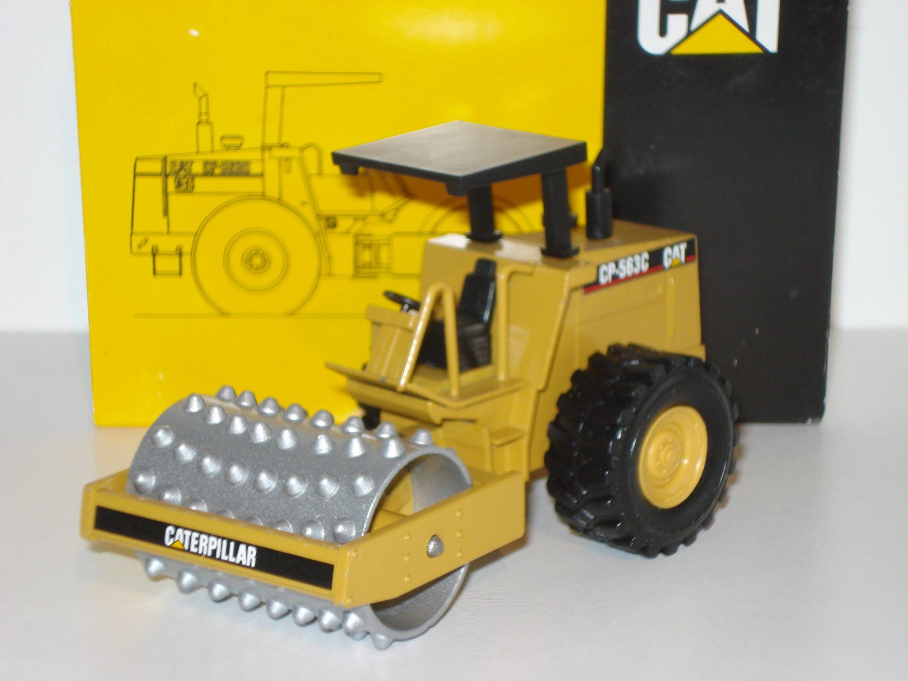 Caterpillar Kit di modellismo & Modellini statici: CAT CP 563 C Walzenzug – Nuovo (secondo la descrizione) da Mitlödi venduto da worker04 1