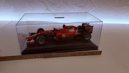 Ferrari Formel 1 Modellauto im Displaykasten 