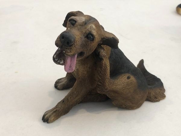 Statuette: Figurine Chien Beagle en résine. – Nuovo e nell'imballaggio originale da La Chaux-de-Fonds venduto da Kisah