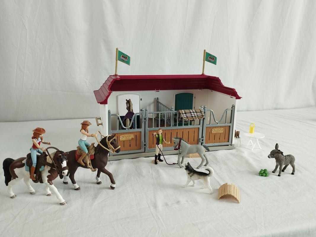 Schleich Giocattoli: SCHLEICH 42416 Wohnhaus mit Pferdehof – Usato da Schübelbach venduto da Restwert_Schubelbach 2