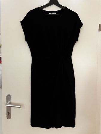 Schwarzes Jerseykleid von Edited