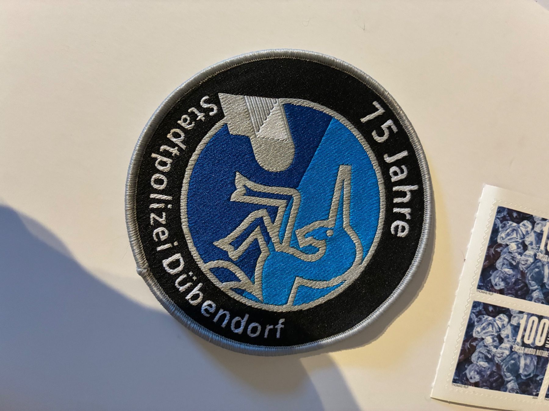 Plaquettes & Badges: Badge 75 Jahre Stadpolizei Dübendorf – D'occasion à Oberiberg par reimet