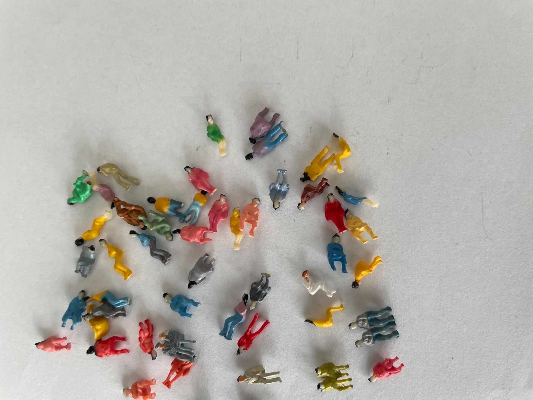 Modelleisenbahnen: Versuch. Figuren Spur N 50 Sitzend 50 Stehend – Gebraucht aus Rorschach von Karotten 3