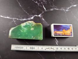 Chrysoprase brute partiellement polie – 209g – belle couleur