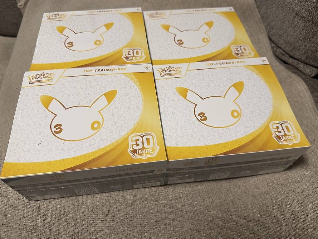 Carte collezionabili: 4 x Pokémon 30th ETB Deutsch  – Nuovo e nell'imballaggio originale da Emmen venduto da kat_ltp2