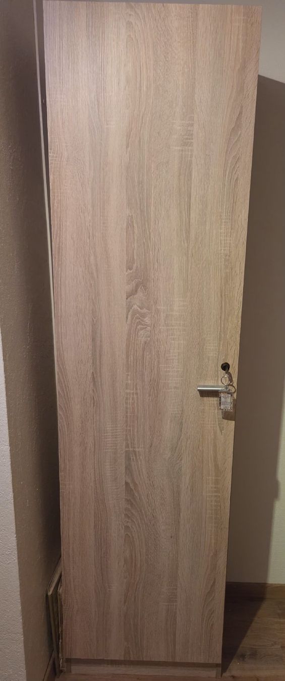 Schränke: Schlanker Hochschrank, abschliessbar – Gebraucht aus Hallwil von engebuehl