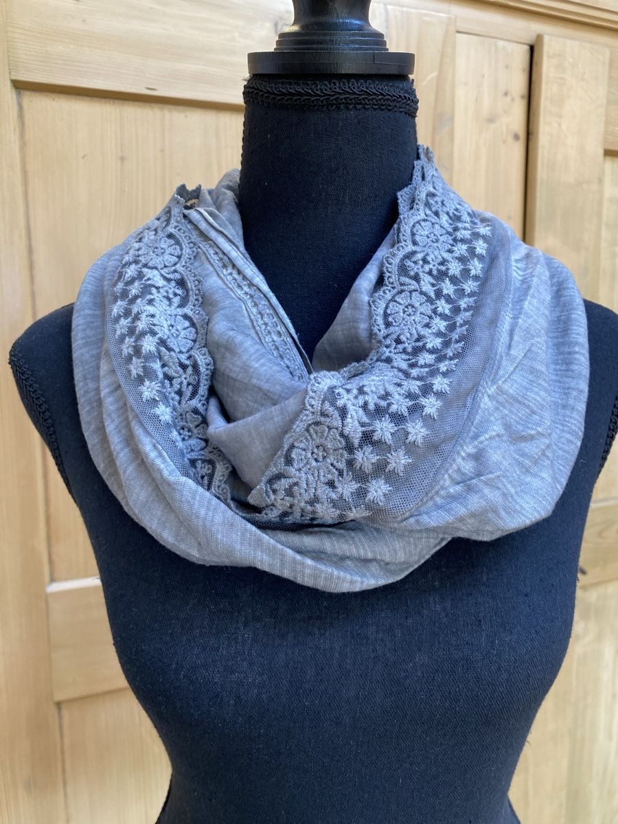 Nile Foulard & Sciarpe: Nile Loop-Schal grau mit Spitzenbesatz  – Nuovo (secondo la descrizione) da Buochs venduto da H16 1