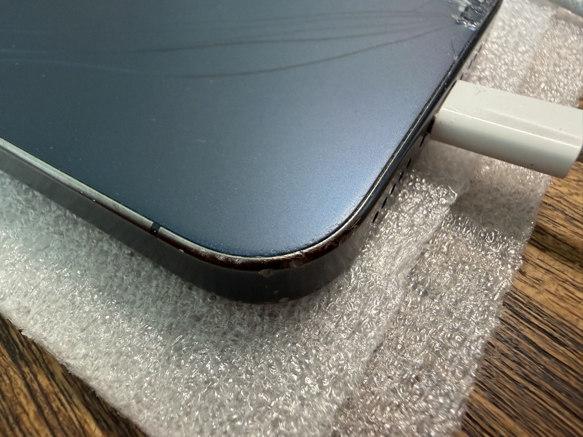 Apple Handys / Smartphones: GLASBRUCH: iphone 15 Pro – Defekt aus Langenthal von fluehmann_ 7
